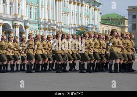 ST. PETERSBURG, RUSSLAND - 05. MAI 2015: Mädchen in Militäruniform während des Großen Vaterländischen Krieges bei der Generalprobe der Militärparade zu Ehren von VI Stockfoto