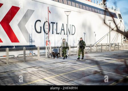 Visby, Schweden. 14th Januar 2022. VISBY 20220114Increased Militärpräsenz auf Gotland - Kampffahrzeuge im Hafen von Visby. Seit gestern patrouilliert die schwedische Armee im Hafen von Visby. Ein Dutzend Kampffahrzeuge tauchten in einer substanziellen Kraftdemonstration auf. Foto: Andreas Bardell/Afonbladet/TT /Kod 2512 **BETALBILD** Quelle: TT Nachrichtenagentur/Alamy Live News Stockfoto