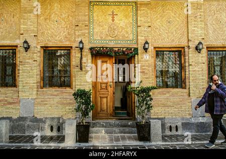 Isfahan,Nor Julfa, Iran,16, November,2021: Fassade eines Backsteingebäudes mit dem Haupteingang zum Hotel 'Armenia', das 1879 im armenischen Quar erbaut wurde Stockfoto