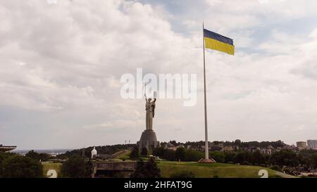 KIEW, UKRAINE - 19. Juni: Monumentale Statue der Heimatmutter, Symbol des sowjetischen Sieges im Zweiten Weltkrieg, ist ein Teil des Museums des Großen Stockfoto