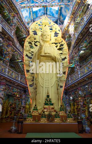 DALAT, VIETNAM - 27. DEZEMBER 2015: Skulptur der Bodhisattva Avalokiteshvara (Göttin der Barmherzigkeit) aus der Nähe. Buddhistische Pagode von Chua Linh Phuoc Stockfoto