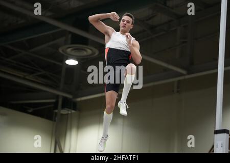 KC Lightfoot gewinnt beim UCS Spirit National Pole Vault Summit bei den Reno-Sparks Livestock Events den Elite-Männerwettbewerb mit 19-4 3/4 (5,91m) Stockfoto