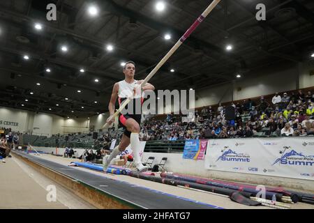 KC Lightfoot gewinnt beim UCS Spirit National Pole Vault Summit bei den Reno-Sparks Livestock Events den Elite-Männerwettbewerb mit 19-4 3/4 (5,91m) Stockfoto