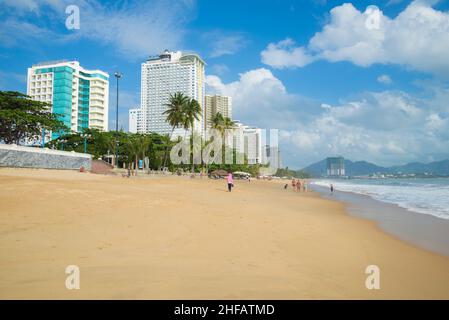 NHA TRANG, VIET NAM - 30. DEZEMBER 2015: Stadtstrand an einem sonnigen Tag Stockfoto