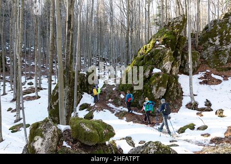 Zwei Familien wandern über das Vipava-Tal in Slowenien auf den Gipfel des Caven-Gebirges Stockfoto