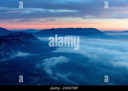 Schöner Sonnenuntergang farbenfrohes Panorama über dem Vipava-Tal in Slowenien, mit Blick vom Gipfel des Caven-Gebirges auf Nanos Stockfoto