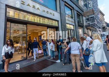 Vor einem Zara Home-Shop im Modeviertel Monte Napoleone standen Einkäufer Schlange. Mailand. Italien. Stockfoto