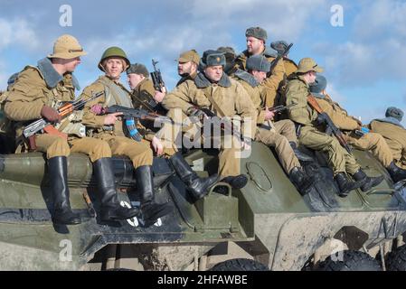 SANKT PETERSBURG, RUSSLAND - 21. FEBRUAR 2019: Teilnehmer des militärhistorischen Festivals 'Afghanistan - Operation Magistral' in der Uniform von S Stockfoto