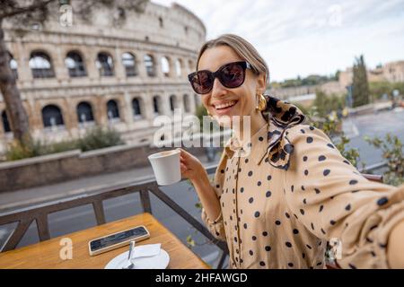 Frau im Café im Freien vor dem kolosseum in Rom, Italien Stockfoto