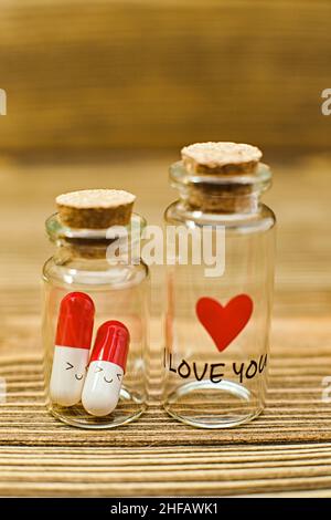 Liebe die Medizin. Ich liebe dich.-Gläser küssen sich, Happy Valentine's Day, Muttertag, 8. März, Weihnachtskarte zum Weltfrauentag. Flach liegend Stockfoto