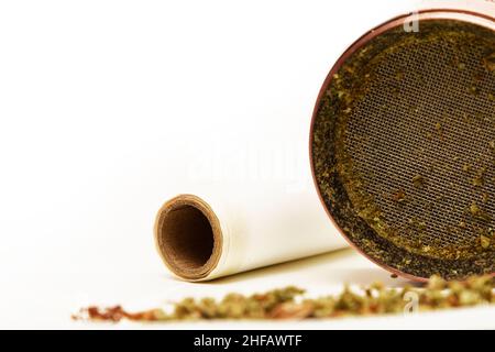 Zigarettengelenke , Grinder Cannabis Marihuana isoliert Stockfoto