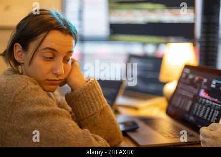 Müder Programmierer im Heimbüro Stockfoto