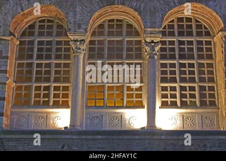 Die Fassade der Kirche des heiligen Demetrius in Thessaloniki, Griechenland in der Nacht Stockfoto