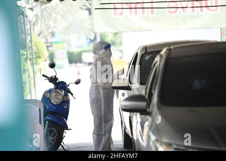 Bangkok, Thailand : 15. Januar 2022 - Gesundheitshelfer, Bereitstellung von COVID-19-Testservice Rapid Antigen Test für Menschen am Bangkok Bus Terminal. Stockfoto