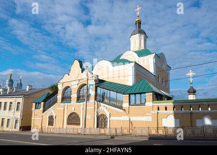 Alte Kathedrale der Heiligen Dreifaltigkeit des Klosters der Heiligen Dreifaltigkeit an einem sonnigen Julitag. Smolensk, Russland Stockfoto