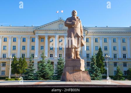 SMOLENSK, RUSSLAND - 05. JULI 2021: Denkmal für W. I. Lenin vor dem Hintergrund des Gebäudes der Regionalverwaltung an einem sonnigen Julitag Stockfoto