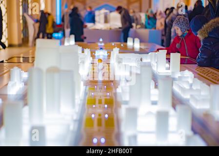 Moskau, Russland, 05.01.2022. Pavillon von Kasachstan mit Glaskuppel, Autos, Mosaik, mit dekorativen Steinschnitzereien. Ausstellungspavillon im VDNH, selectiv Stockfoto