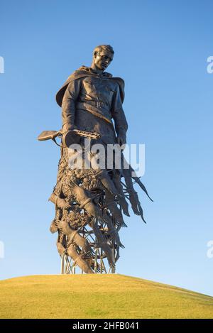 RSCHEW, RUSSLAND - 07. JULI 2021: Skulptur eines trauernden Soldaten gegen den blauen Himmel. Denkmal zu Ehren aller sowjetischen Soldaten, die während der Grea starben Stockfoto