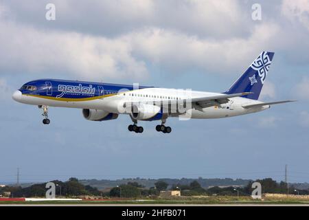 Gadair European Airlines Boeing 757-236 (Reg.: EC-JRT) auf der Landebahn 31. Stockfoto