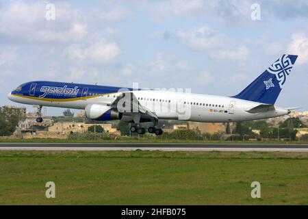 Gadair European Airlines Boeing 757-236 (Reg.: EC-JRT) auf der Landebahn 31. Stockfoto