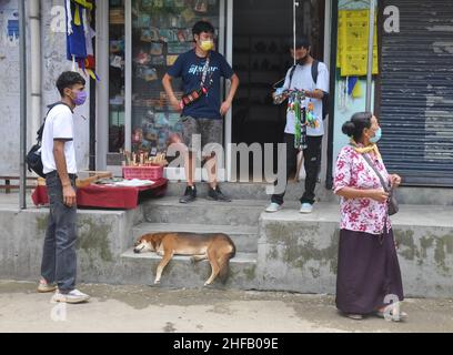 Mandi, Himachal Pradesh, Indien - 08 02 2021: Menschen, die im tibetischen Laden ein tibetisches Souvenir mit Gesichtsmaske während einer Coronavirus-Pandemie in Rewalsar (Tso Pema) wählen Stockfoto