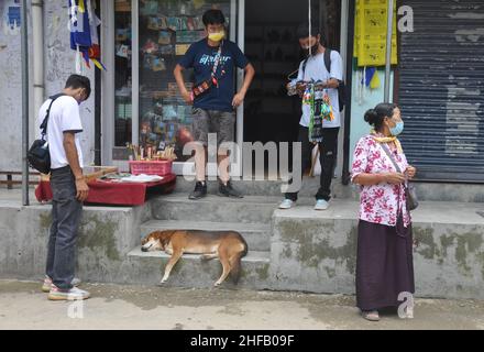 Mandi, Himachal Pradesh, Indien - 08 02 2021: Menschen, die im tibetischen Laden ein tibetisches Souvenir mit Gesichtsmaske während einer Coronavirus-Pandemie in Rewalsar (Tso Pema) wählen Stockfoto