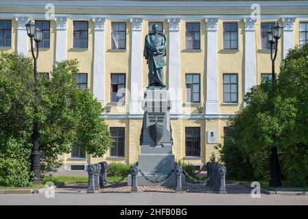 KRONSTADT, RUSSLAND - 11. AUGUST 2021: Denkmal für den Polarforscher und Hydrographen PK Pakhtusov vor der Kulisse des Italienischen Palastes auf einem Su Stockfoto