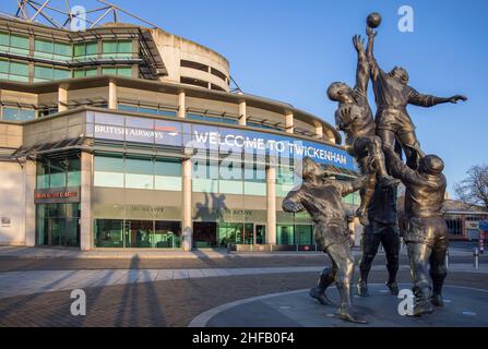 Die berühmte Skulptur einer Linie außerhalb des twickenham Rugby-Stadions Stockfoto