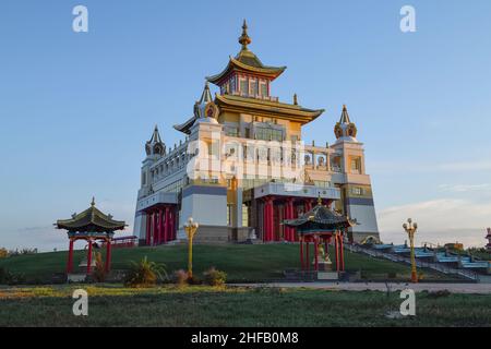 ELISTA, RUSSLAND - 21. SEPTEMBER 2021: Buddhistischer Tempel des 'Goldenen Wohnortes von Buddha Shakyamuni' am frühen Morgen. Republik Kalmückien Stockfoto