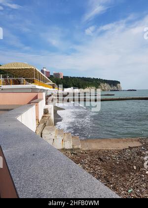 Blick auf den Stadtstrand an der Küste nach einem Sturm, Müll, Stöcke, Baumstämme am Ufer. Stockfoto