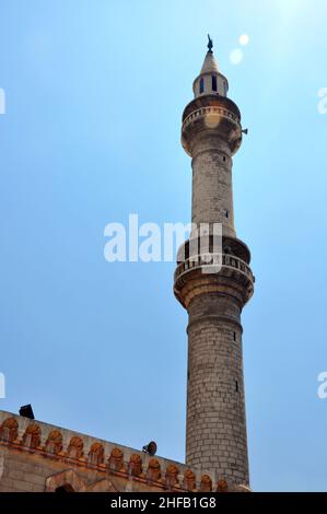 Das hoch aufragende Minarett der Großen Husseini-Moschee مسجد الحسيني الكبير, Amman, Jordanien. Stockfoto