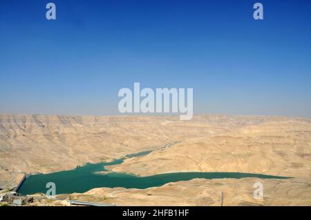 Landschaftsansicht mit Blick auf den Kings Highway Reservoir, Wadi Mujib وادي الموجب, Jordanien. Stockfoto