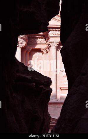 Annäherung an den roten Rosensandstein von Al-Khazneh (Schatzkammer) الخزنة durch den siq in Petra, Wadi Musa, Jordanien. Stockfoto