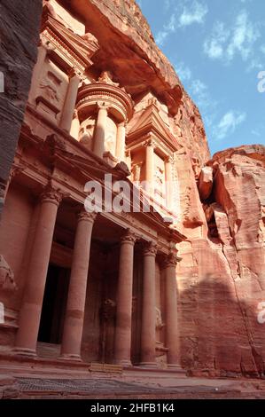 Der rote Rosensandstein von Al-Khazneh (Schatzkammer) الخزنة in Petra, Wadi Musa, Jordanien. Stockfoto