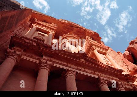 Der rote Rosensandstein von Al-Khazneh (Schatzkammer) الخزنة in Petra, Wadi Musa, Jordanien. Stockfoto