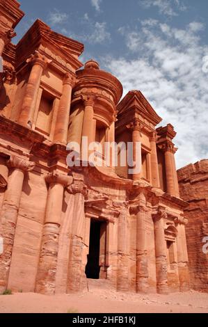 Der rote Rosensandstein von Al-Khazneh (Schatzkammer) الخزنة in Petra, Wadi Musa, Jordanien. Stockfoto