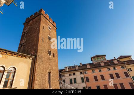 Mittelalterlicher Turm, der als Gefängnis namens Torre del Girone oder Tormento, XII Jahrhundert, Teil der berühmten Basilika Palladiana, Vicenza, Venetien, Italien, verwendet wurde. Stockfoto