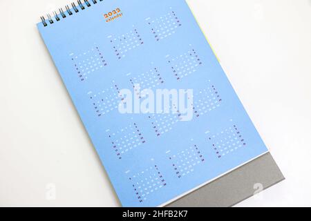 Blauer 2022-Kalender auf einem weißen Schreibtisch Stockfoto