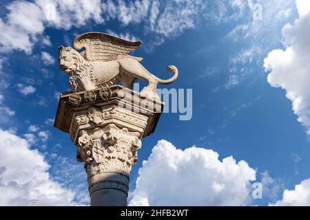 Säule mit dem geflügelten Löwen des heiligen Markus Symbol der Republik Venedig und dem Zeichen des Evangelisten. Vicenza, Piazza dei Signori, Venetien, Italien. Stockfoto