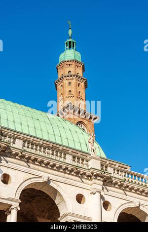 Vicenza, Basilica Palladiana, Architekt Andrea Palladio im Renaissancestil und der antike Stadtturm oder Uhrenturm namens Torre Bissara, Italien. Stockfoto