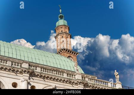 Vicenza, Basilica Palladiana, Architekt Andrea Palladio im Renaissancestil und der antike Stadtturm oder Uhrenturm namens Torre Bissara, Italien. Stockfoto