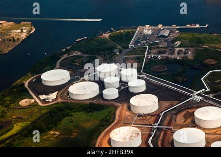 Ölfarm mit Fluss in Newark, New York Stockfoto