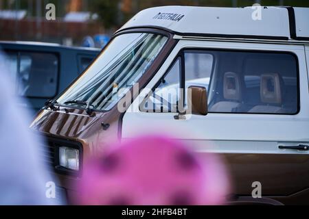 PAMPLONA, NAVARRA SPANIEN JANUAR 11 2022:Klassischer Transporter der Marke Volkswagen und westfälisches Modell in Braun Stockfoto