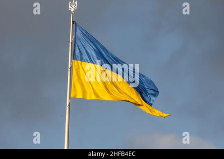 Flagge der Ukraine. Schwenkende gelbe blaue Flagge Stockfoto