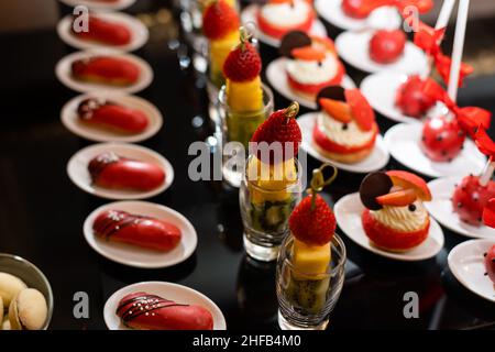 Süße Snacks auf dem Tisch. Bar für Geburtstagsfeier. Stockfoto