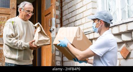 Hilfe Beim Einkauf Von Lebensmitteln Für Ältere Ältere, Vor Der Tür Stehende Mitarbeiter. Stockfoto