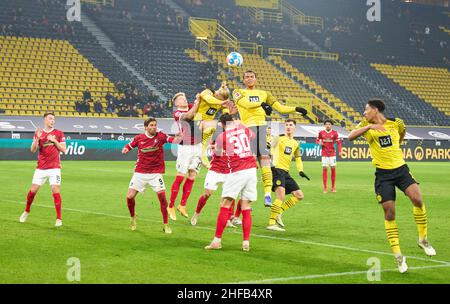 Dortmund, Deutschland. 14th Januar 2022. Manuel AKANJI , BVB 16 Erling HAALAND, Haland, BVB 9 Lucas Höler, BRD 9 Lukas Kübler, BRD 17 im Spiel BORUSSIA DORTMUND - SC FREIBURG 5-1 1.Deutsche Fußballliga am 14. Januar 2022 in Dortmund, Deutschland Saison 2021/2022, Spieltag 19, 1.Bundesliga, 19.Spieltag, BVB © Peter Schatz / Alamy Live News - die DFL-VORSCHRIFTEN VERBIETEN DIE VERWENDUNG VON FOTOGRAFIEN als BILDSEQUENZEN und/oder QUASI-VIDEO - Quelle: Peter Schatz/Alamy Live News Stockfoto