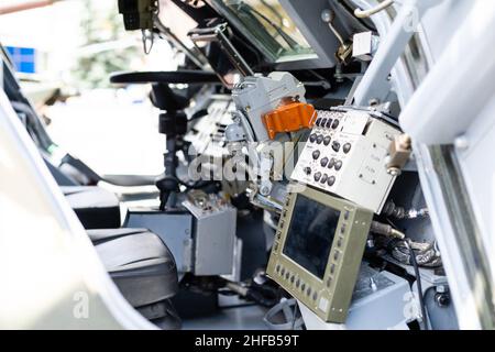 Großkaliber Maschinengewehr mit einem Drehturm auf dem Tank Nahaufnahme. Stockfoto