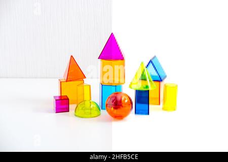 Metaverse, Zukunft, digitales Technologiekonzept. Neon helle Konstruktor Blöcke und es digitale Pixelreflexion auf weißem Hintergrund. Pixeleffekt. Stockfoto