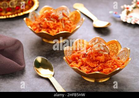 Indische Küche Gajar ka Halwa (Karotten-Süßer Pudding) in einer goldenen Bowl Stockfoto